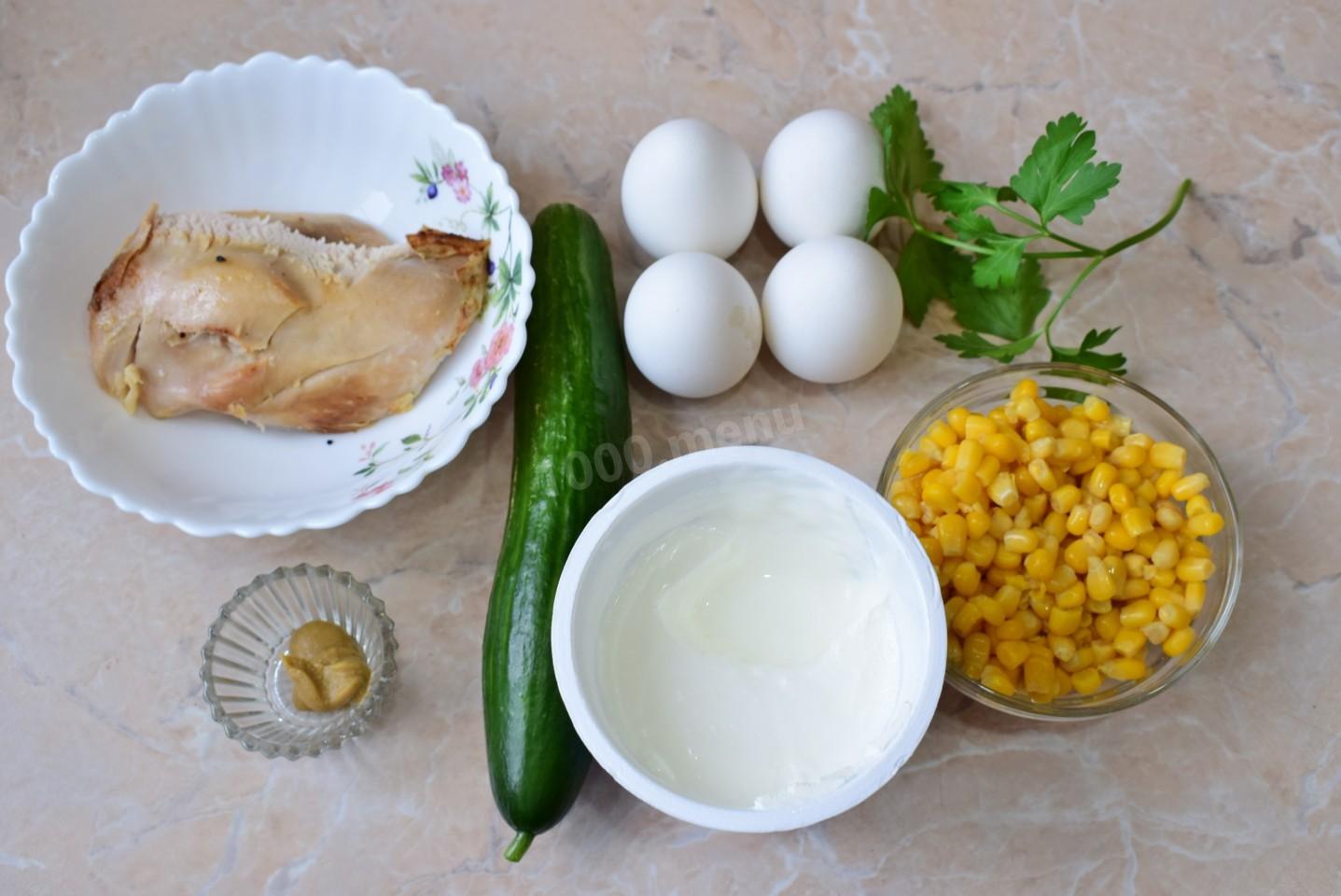 Шаг 1 приготовления Салат с копченой грудкой кукурузой и яйцом