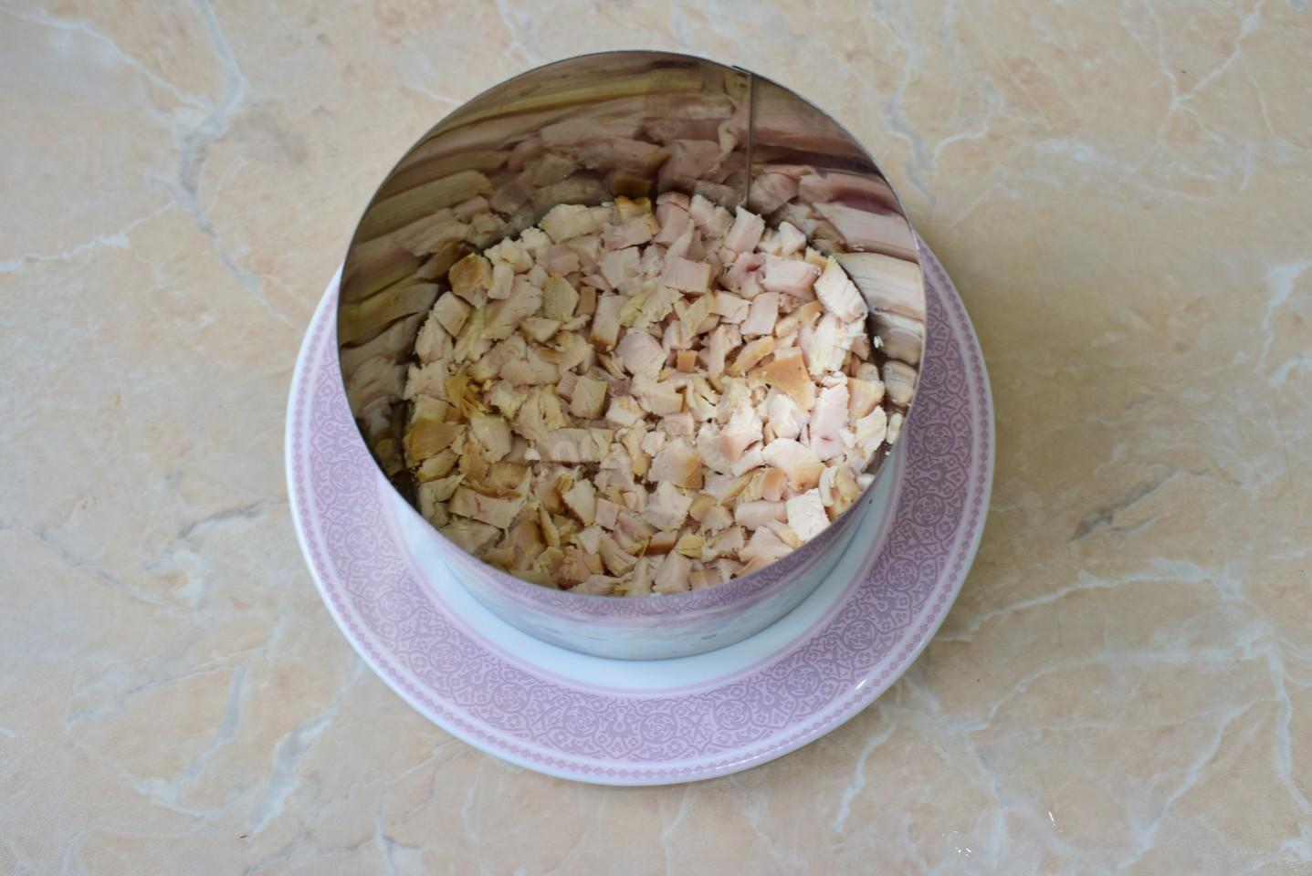 Шаг 3 приготовления Салат с копченой грудкой кукурузой и яйцом