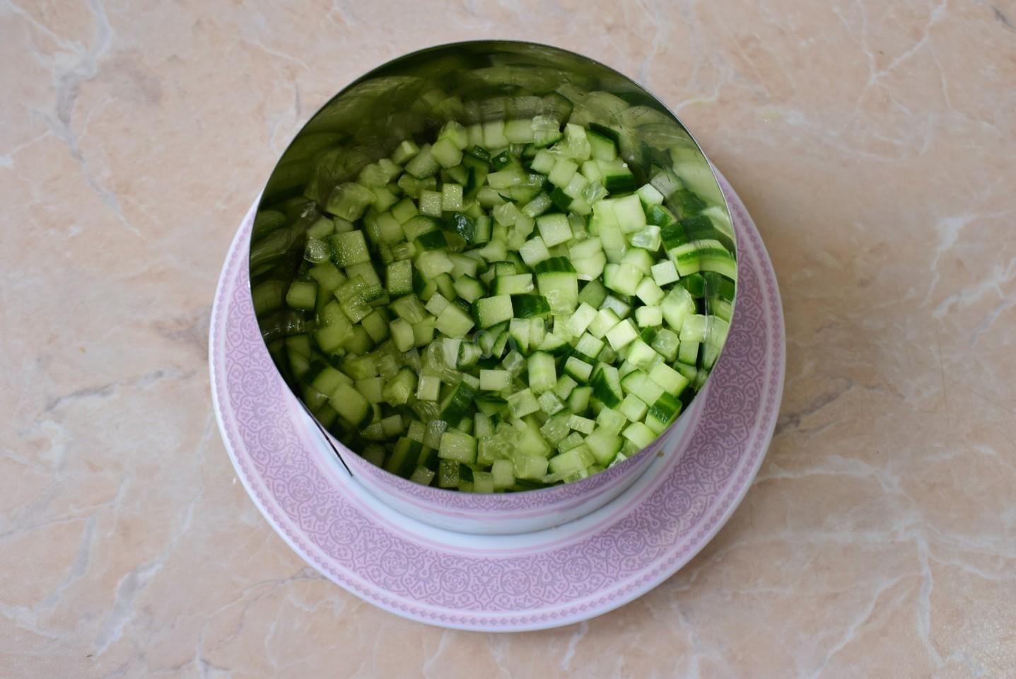 Шаг 4 приготовления Салат с копченой грудкой кукурузой и яйцом
