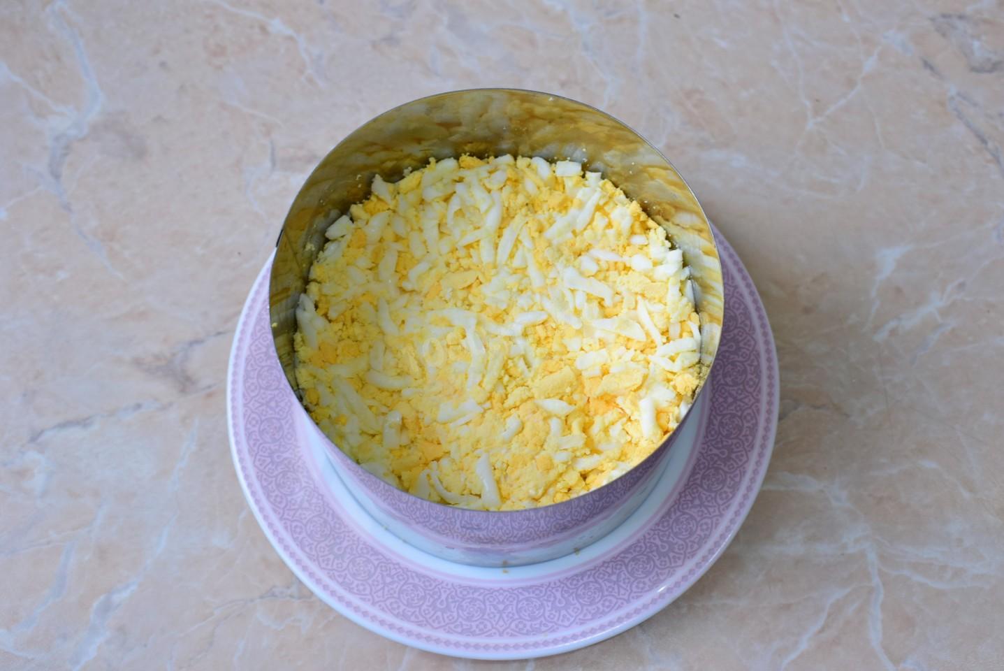 Шаг 5 приготовления Салат с копченой грудкой кукурузой и яйцом