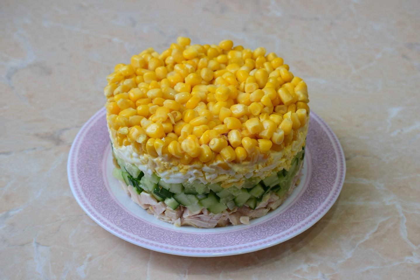 Шаг 6 приготовления Салат с копченой грудкой кукурузой и яйцом