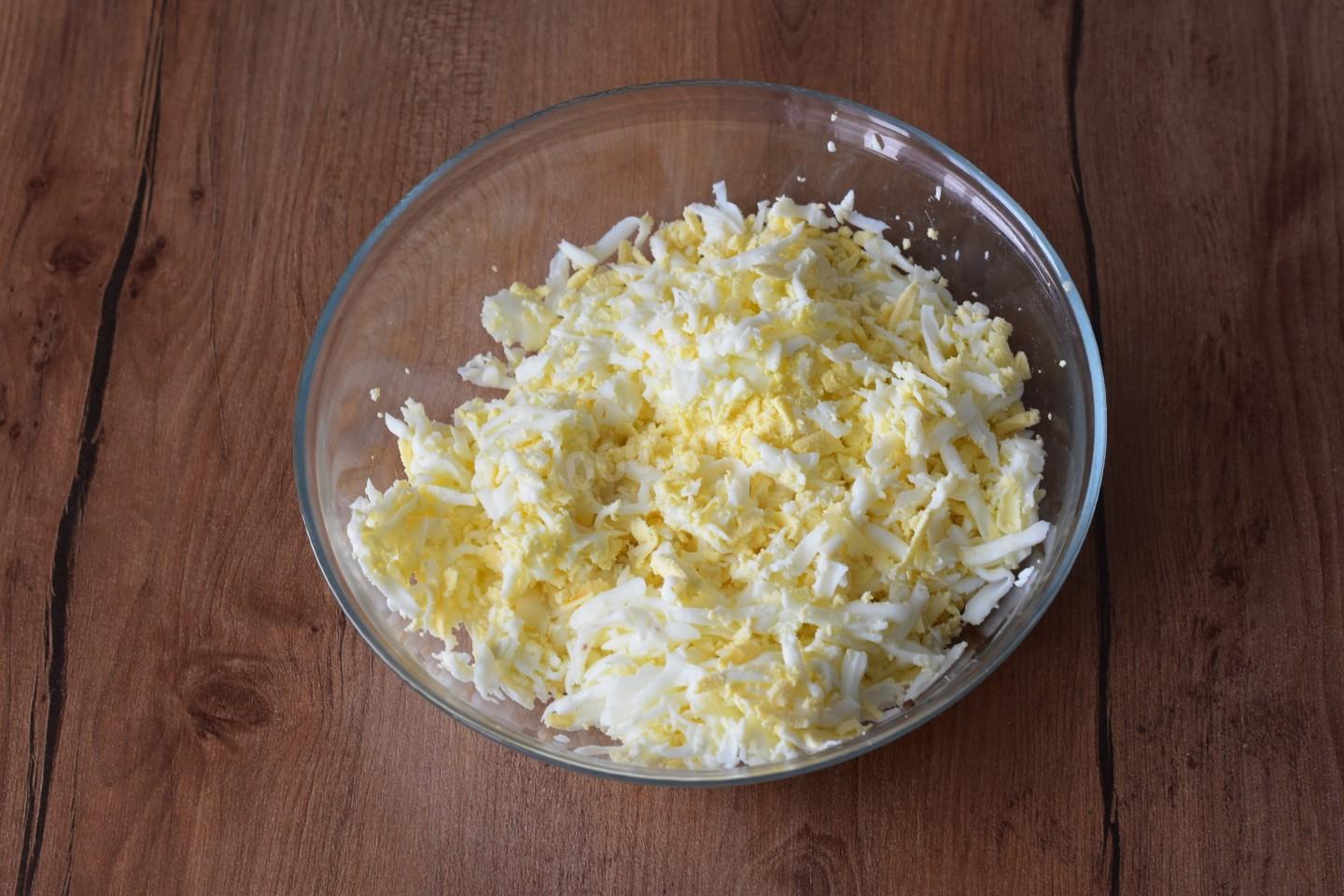 Шаг 5 приготовления Салат с курицей виноградом сыром и орехами