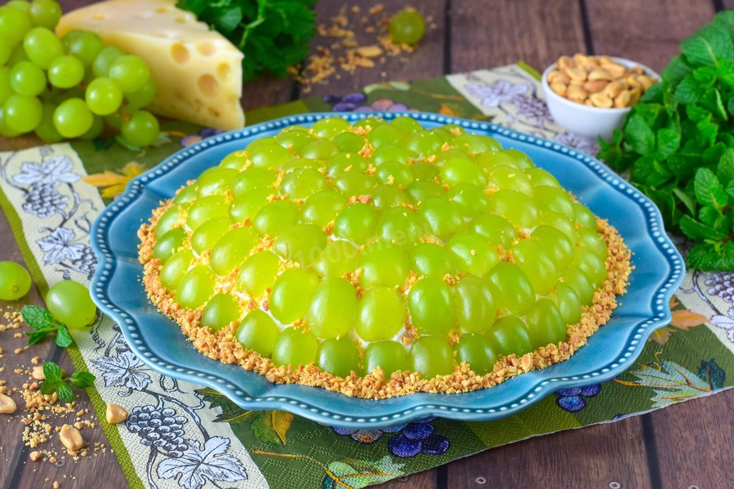Обложка рецепта Салат с курицей виноградом сыром и орехами