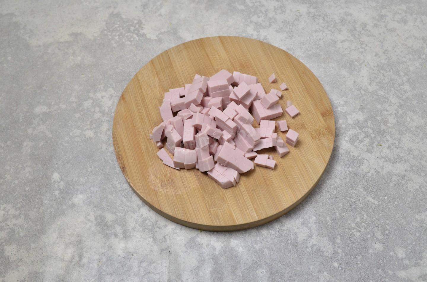 Шаг 3 приготовления Салат с пекинской капустой колбасой огурец кукуруза
