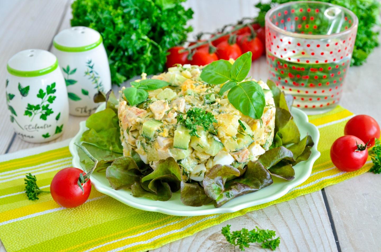 Шаг 10 приготовления Салат с куриной грудкой огурцом и яйцом