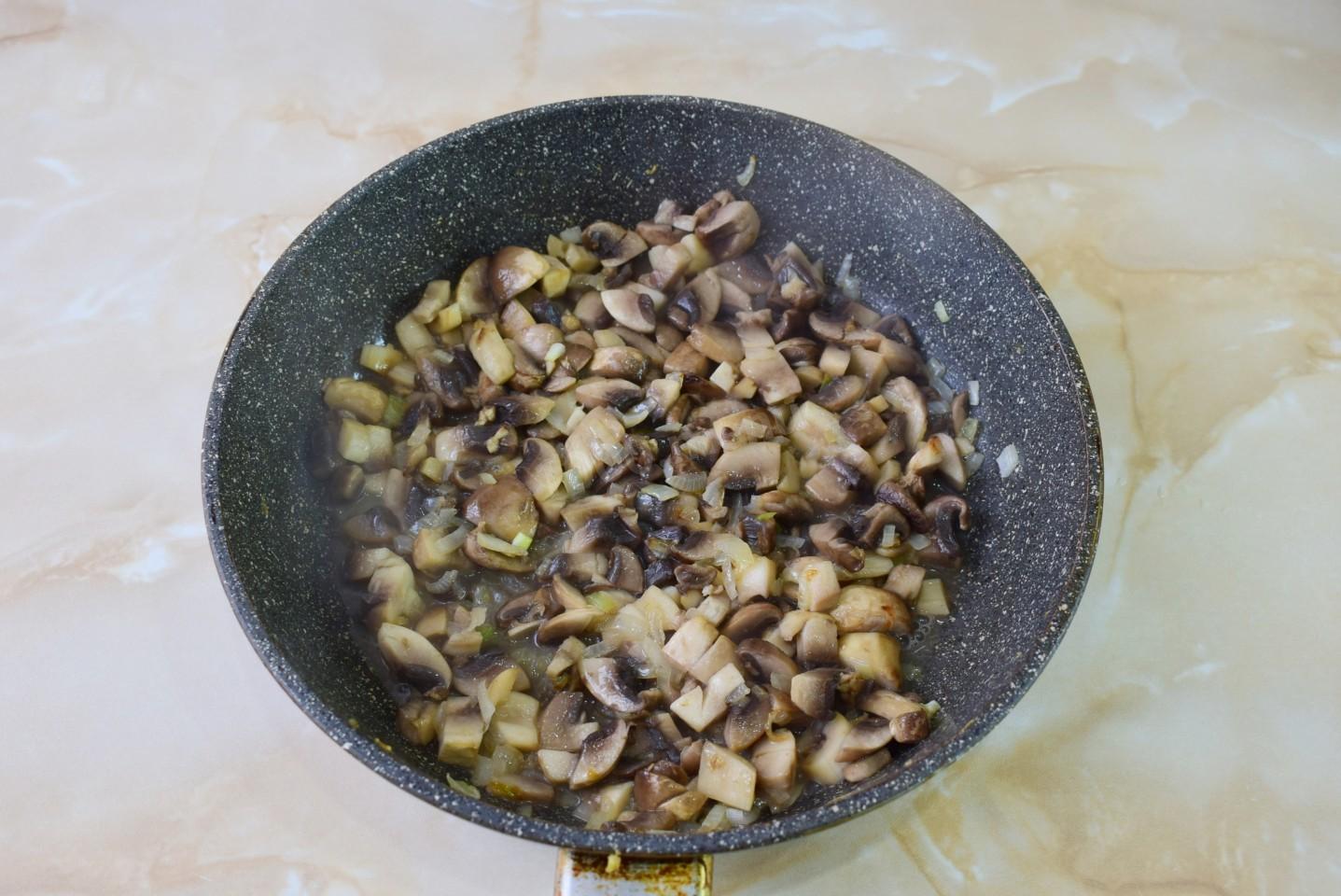 Шаг 3 приготовления Салат с курицей корейской морковью и грибами