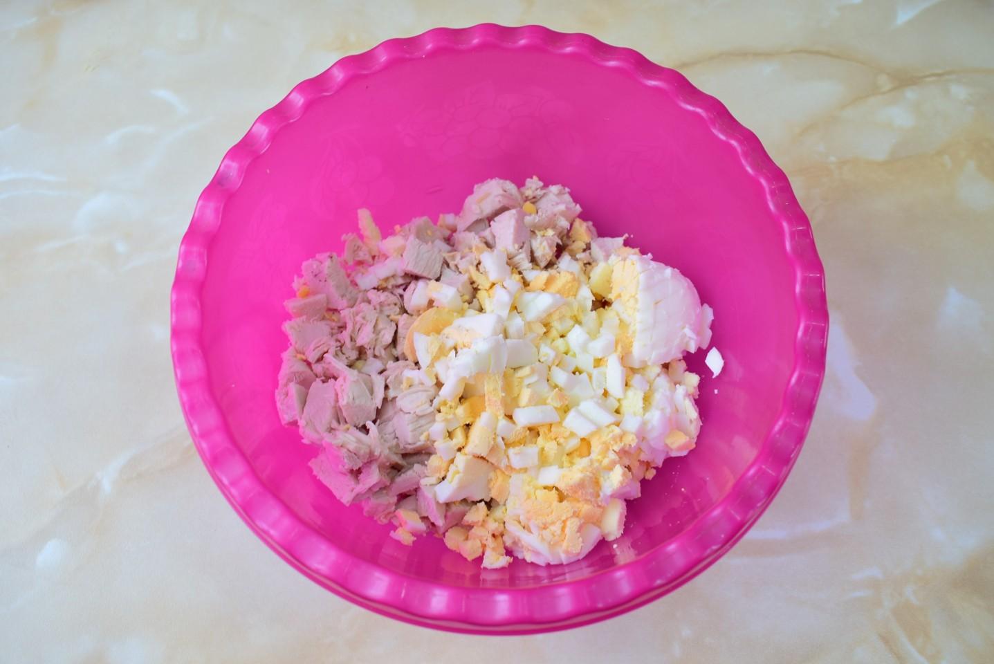 Шаг 4 приготовления Салат с курицей корейской морковью и грибами
