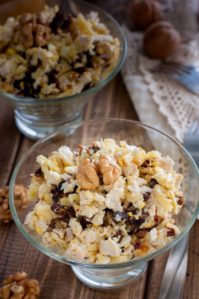 Шаг 8 приготовления Салат с курицей черносливом, сыром и грецким орехом