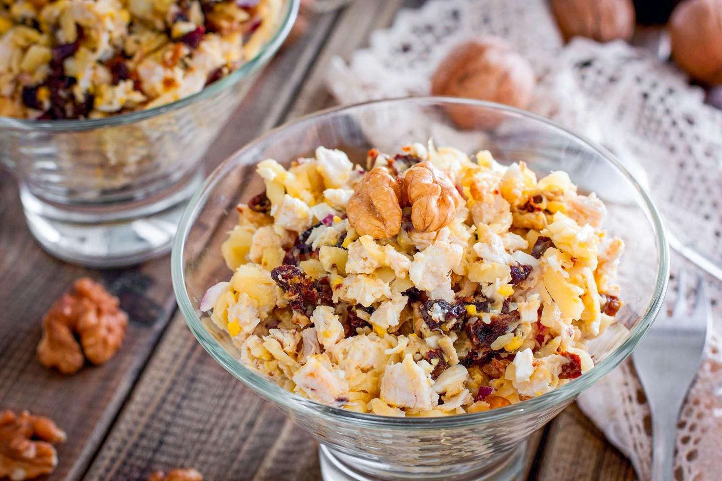 Обложка рецепта Салат с курицей черносливом, сыром и грецким орехом