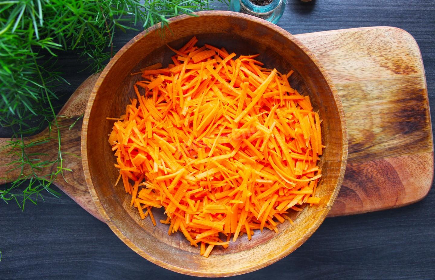 Шаг 2 приготовления Салат с колбасой сыром и кукурузой