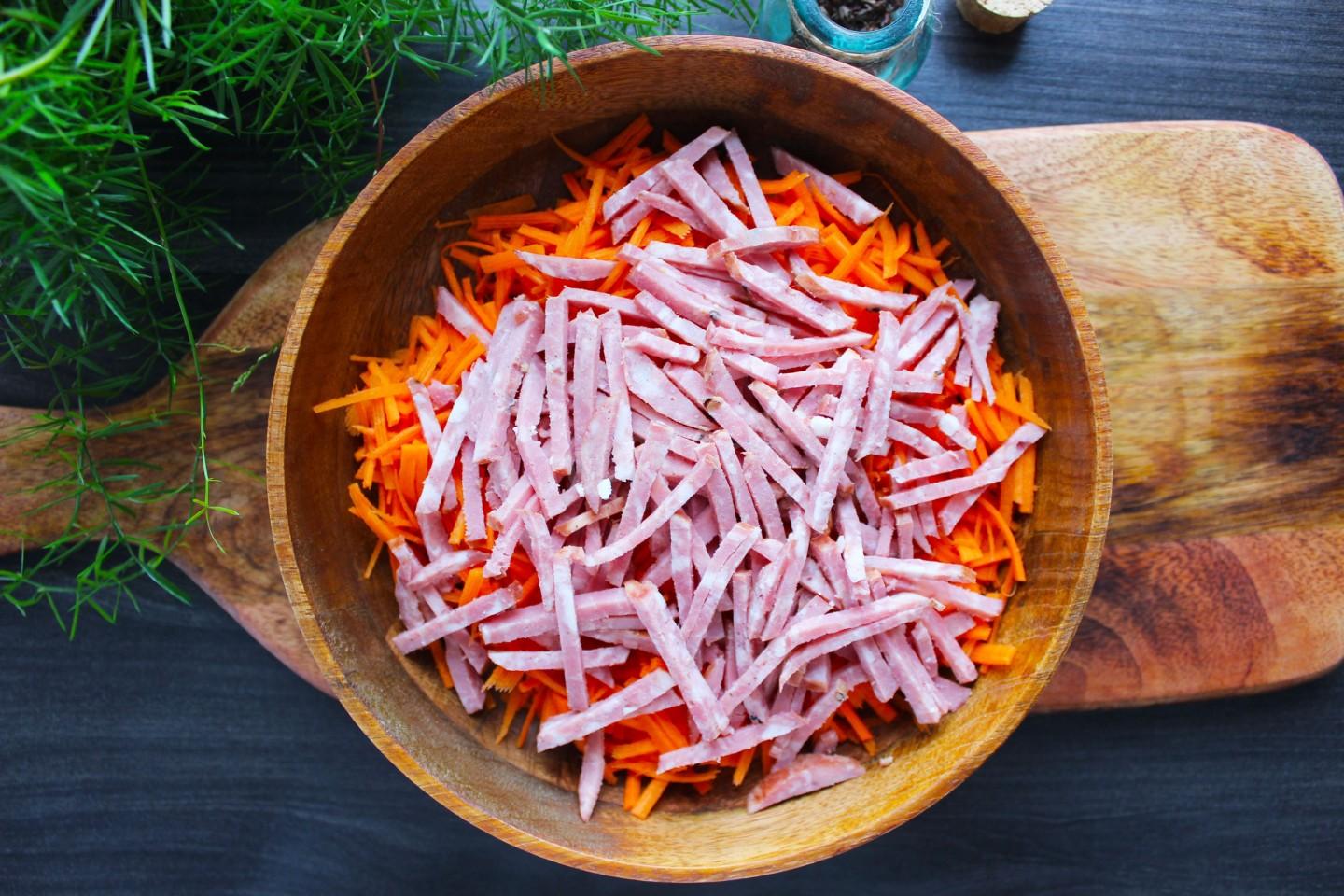 Шаг 3 приготовления Салат с колбасой сыром и кукурузой