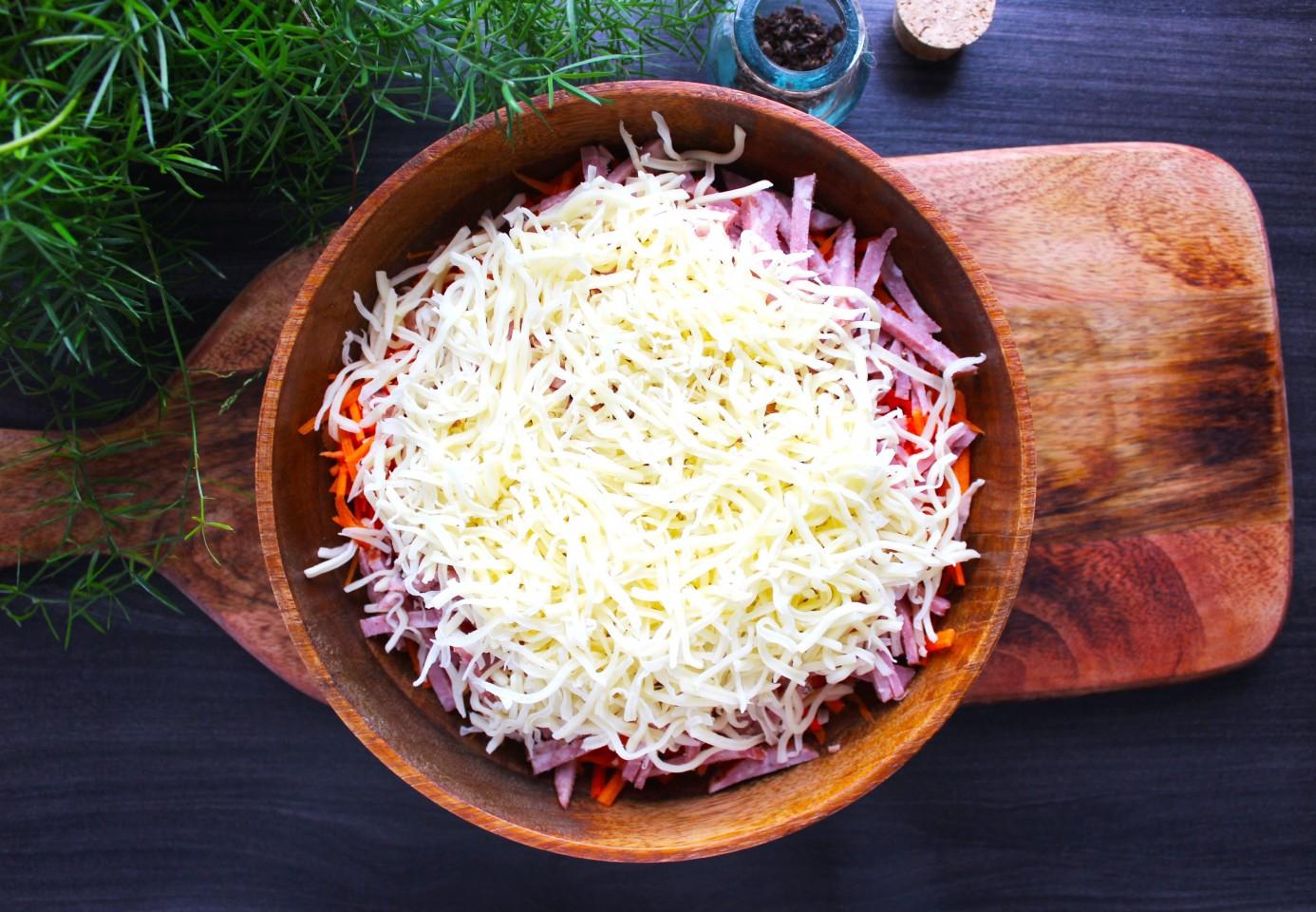 Шаг 4 приготовления Салат с колбасой сыром и кукурузой