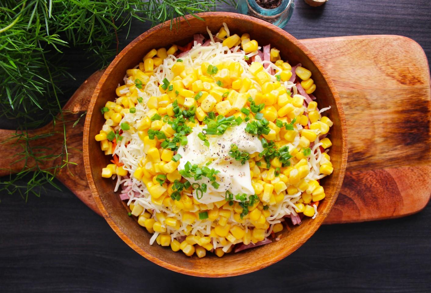 Шаг 6 приготовления Салат с колбасой сыром и кукурузой