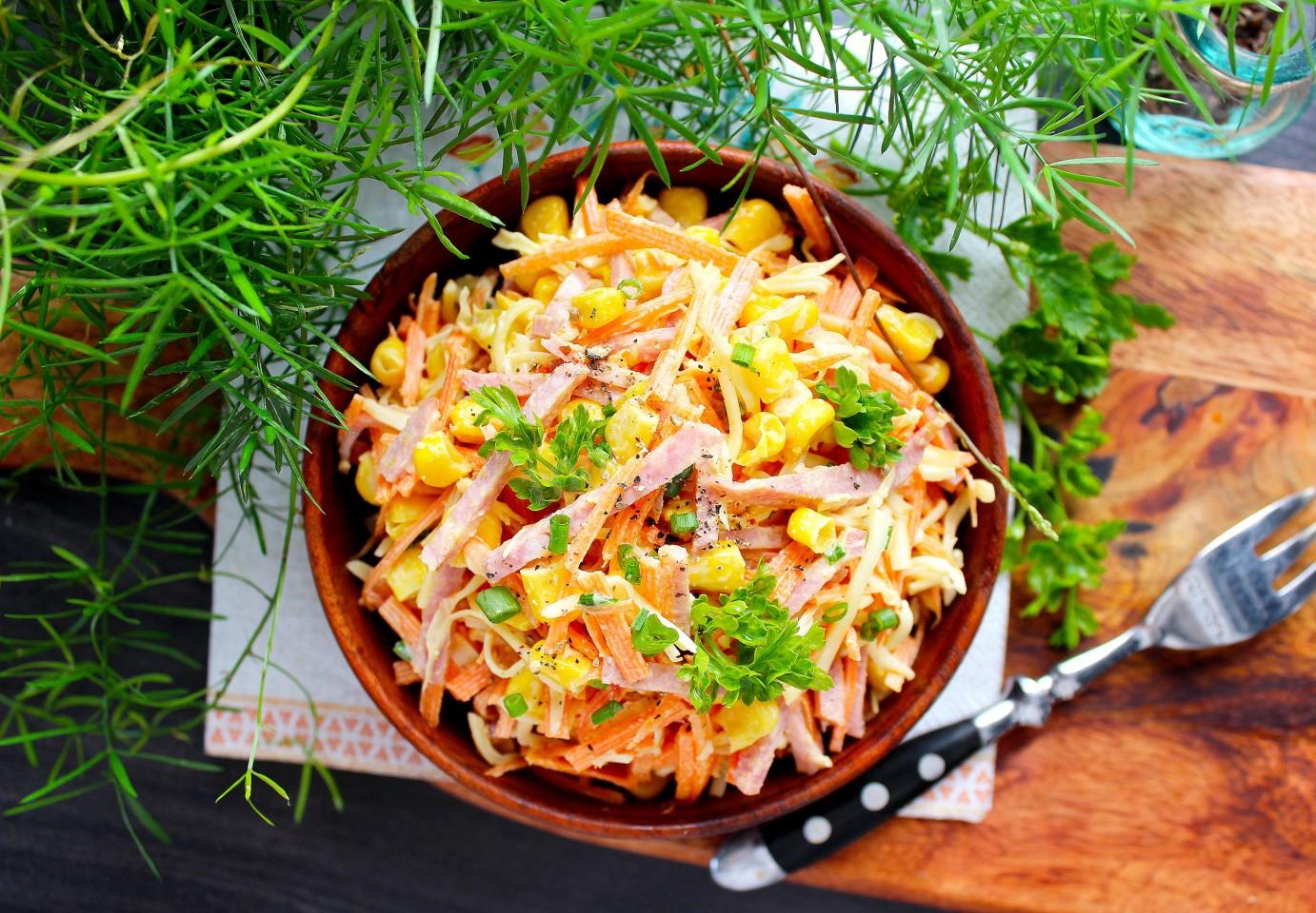 Шаг 7 приготовления Салат с колбасой сыром и кукурузой