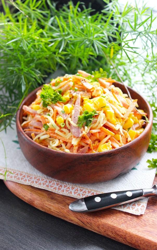 Шаг 8 приготовления Салат с колбасой сыром и кукурузой