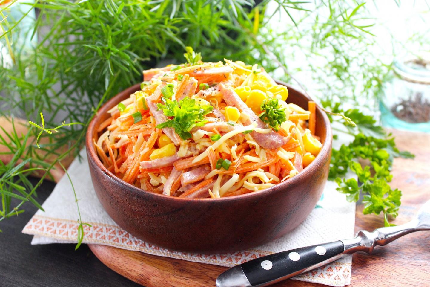 Обложка рецепта Салат с колбасой сыром и кукурузой