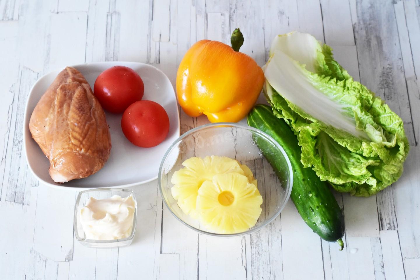 Шаг 1 приготовления Слоеный салат с копченой курицей