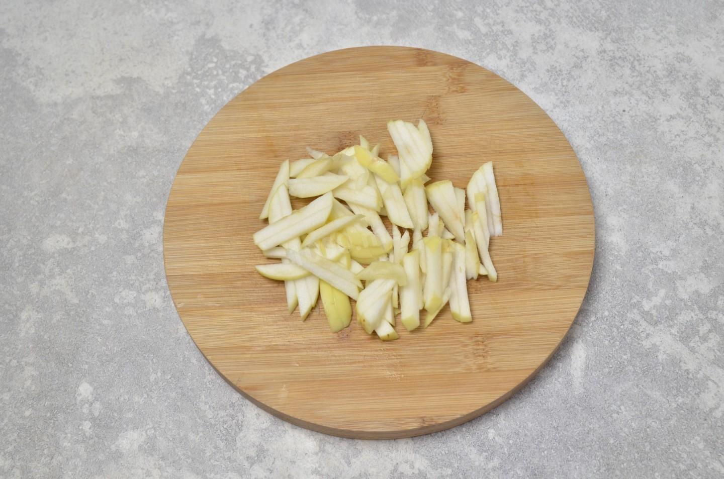 Шаг 4 приготовления Салат с курицей сельдереем и яблоком