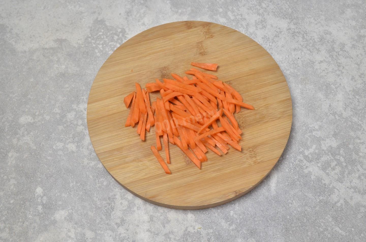 Шаг 5 приготовления Салат с курицей сельдереем и яблоком