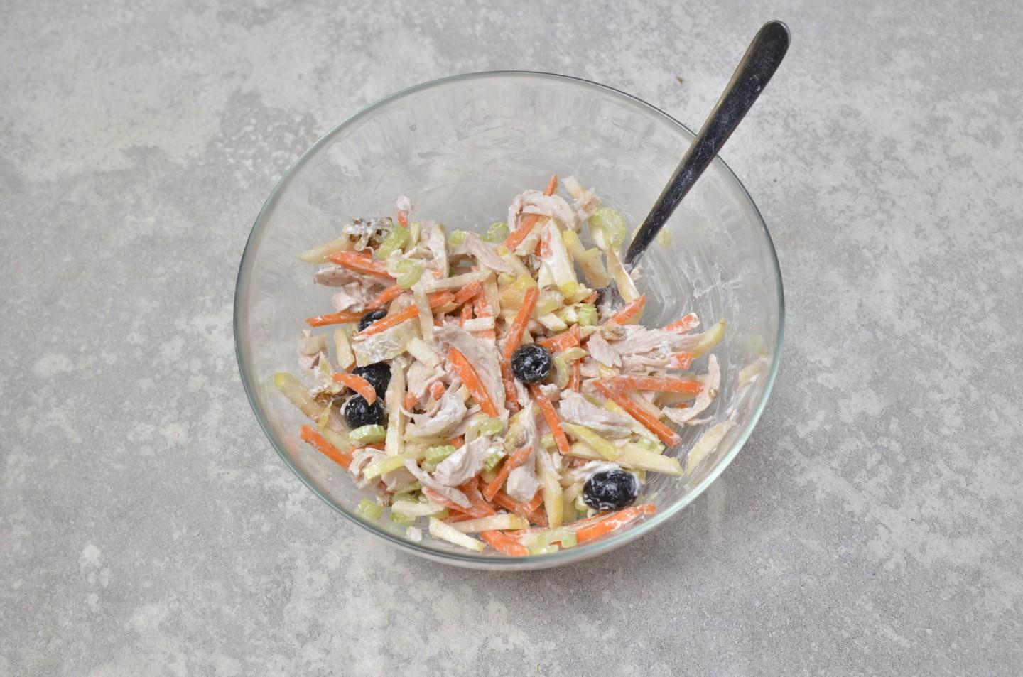 Шаг 8 приготовления Салат с курицей сельдереем и яблоком