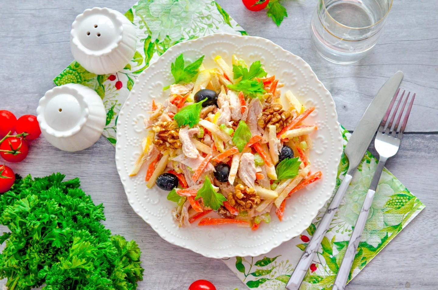 Шаг 9 приготовления Салат с курицей сельдереем и яблоком