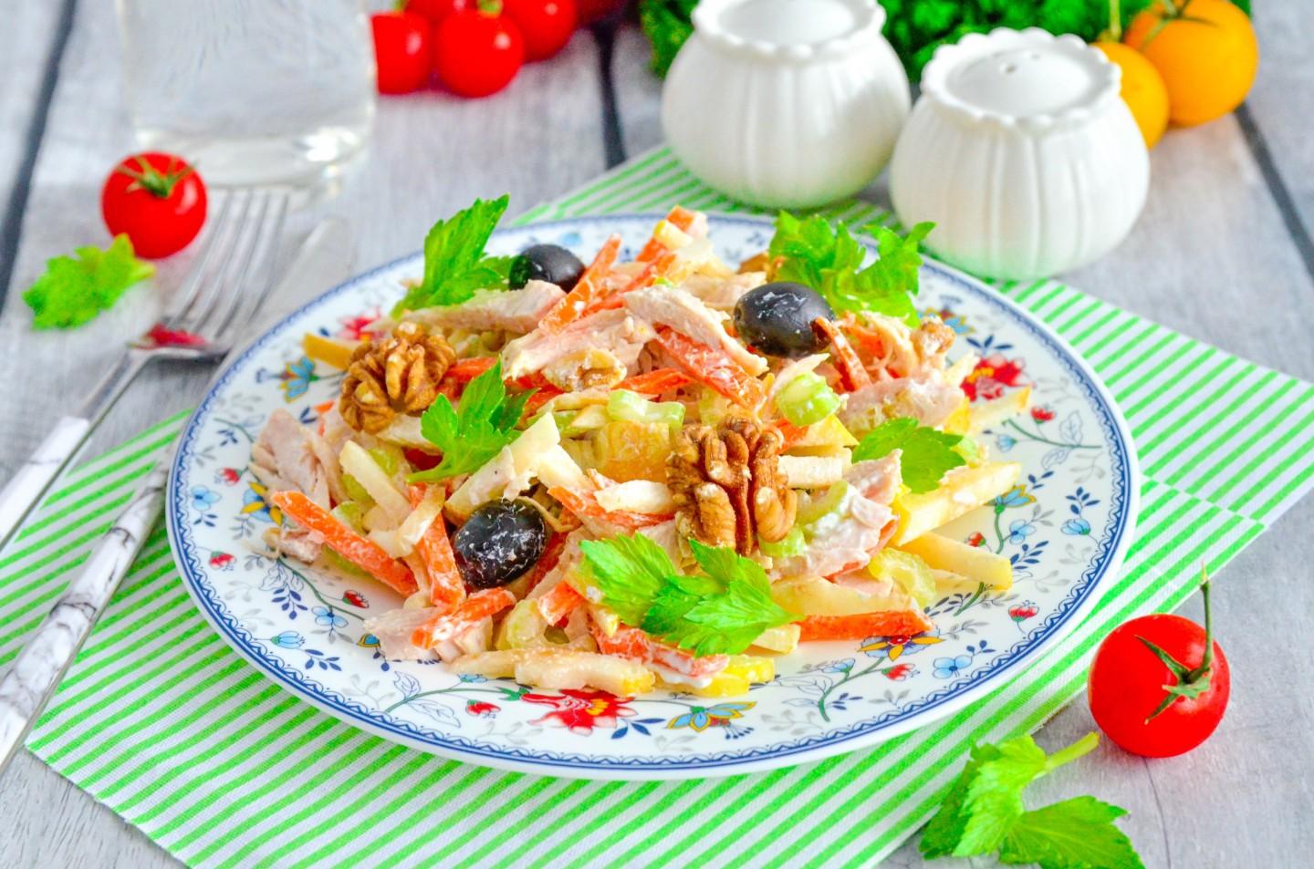 Обложка рецепта Салат с курицей сельдереем и яблоком