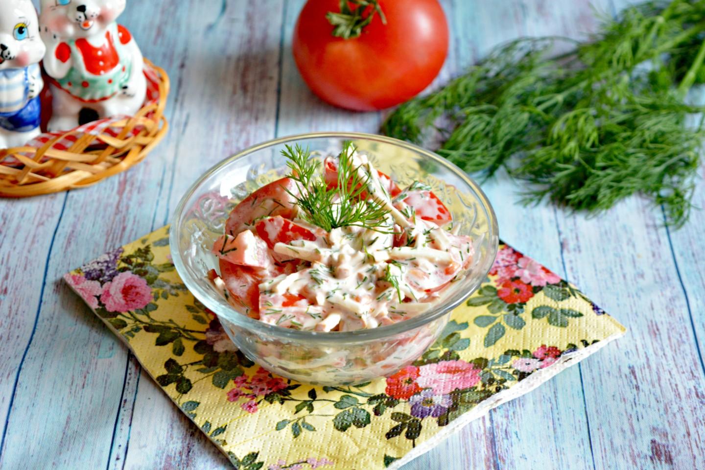 Обложка рецепта Салат с копченым сыром и помидорами