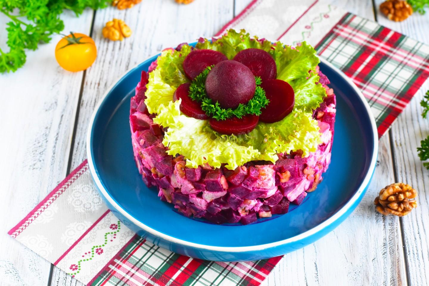 Шаг 10 приготовления Салат с курицей свеклой и грецким орехом