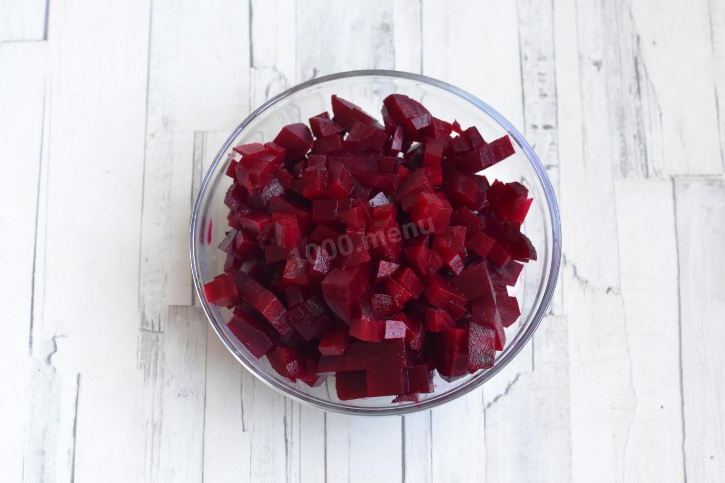 Шаг 3 приготовления Салат с курицей свеклой и грецким орехом