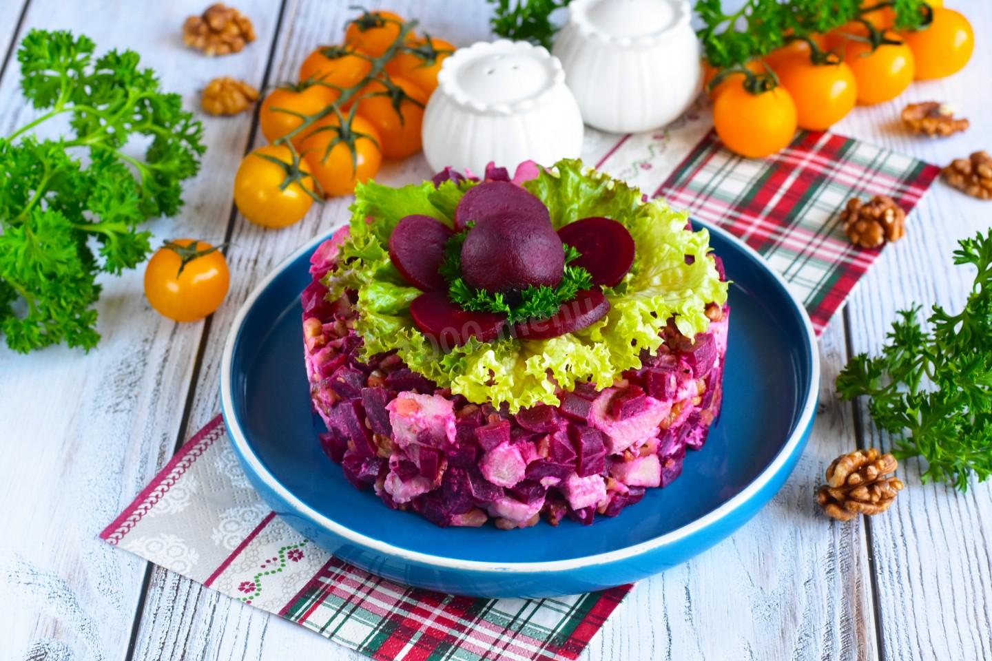 Обложка рецепта Салат с курицей свеклой и грецким орехом