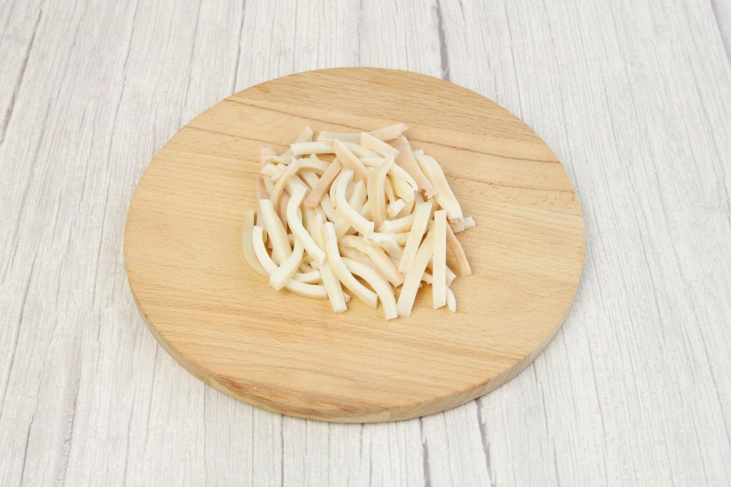 Шаг 4 приготовления ПП салат с кальмаром