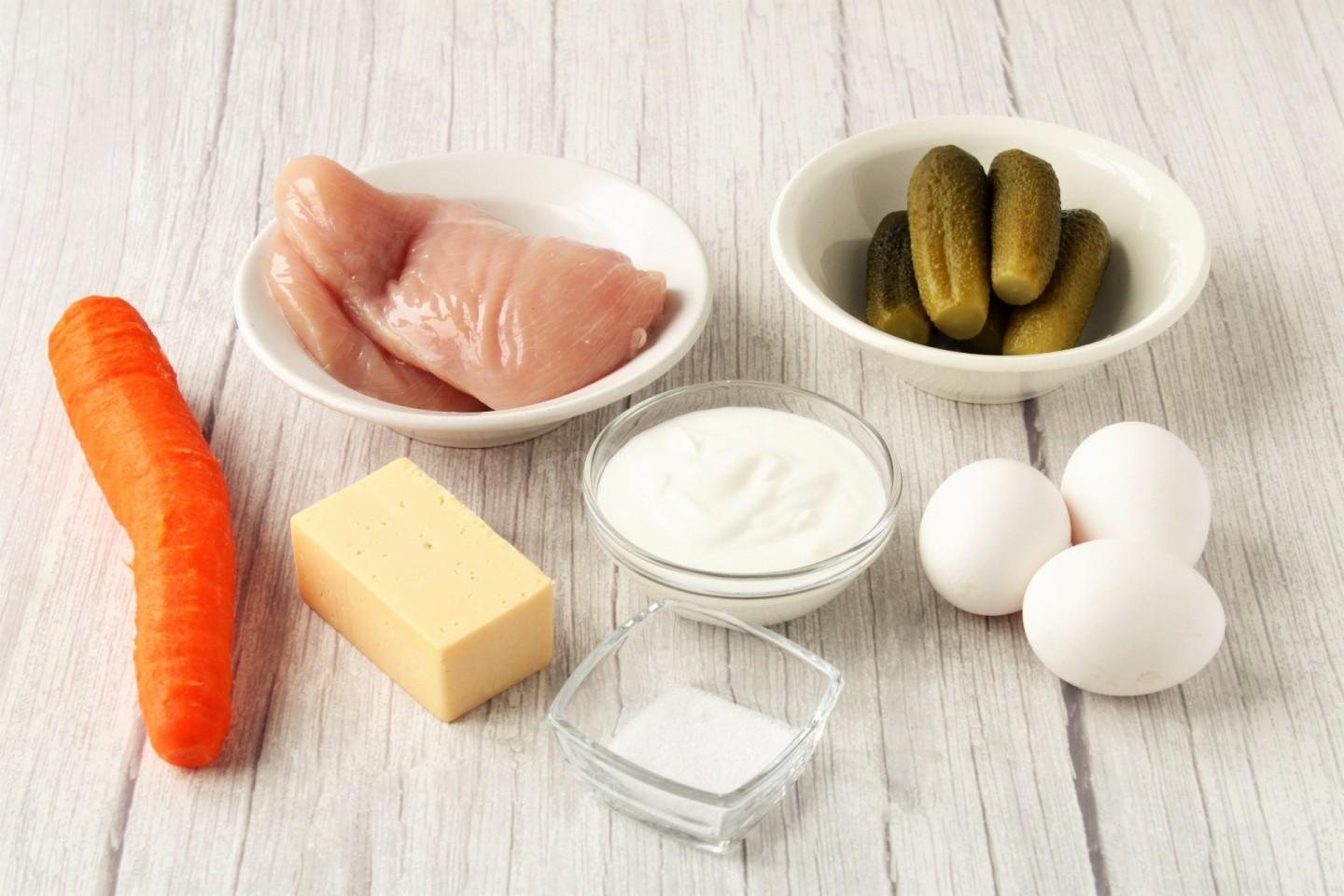 Шаг 1 приготовления Салат курица морковь яйца