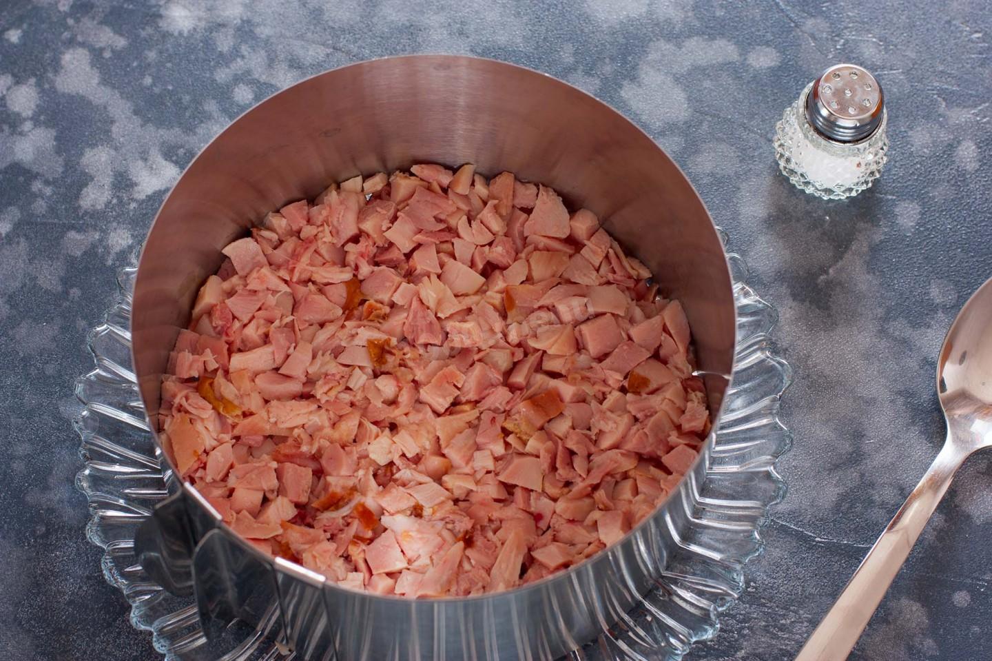 Шаг 2 приготовления Салат Генерал со свеклой и копченой курицей