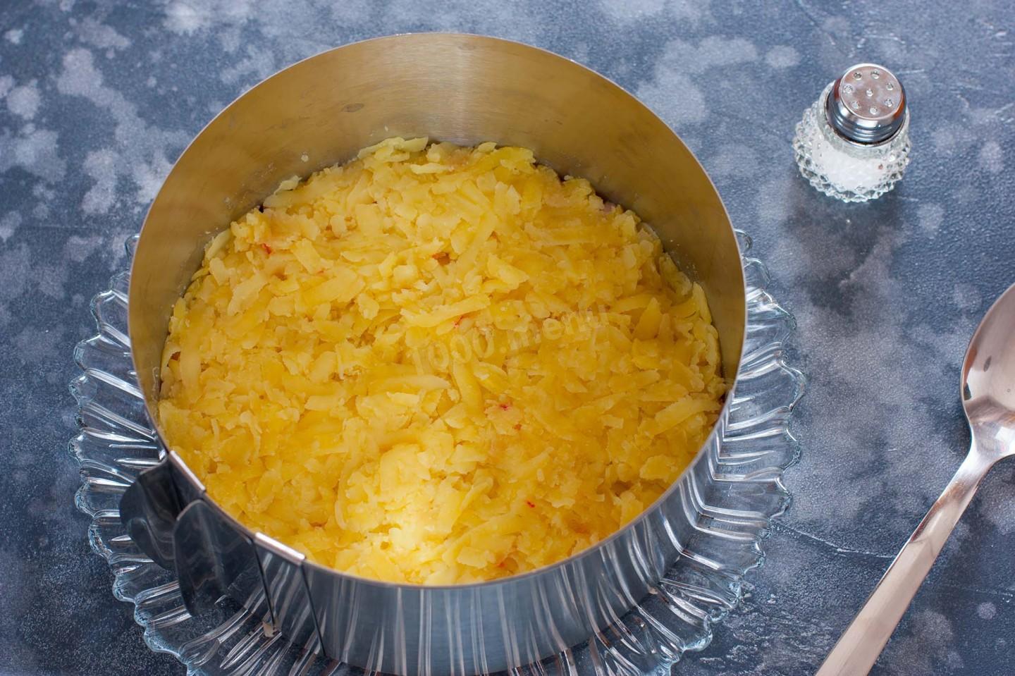 Шаг 3 приготовления Салат Генерал со свеклой и копченой курицей