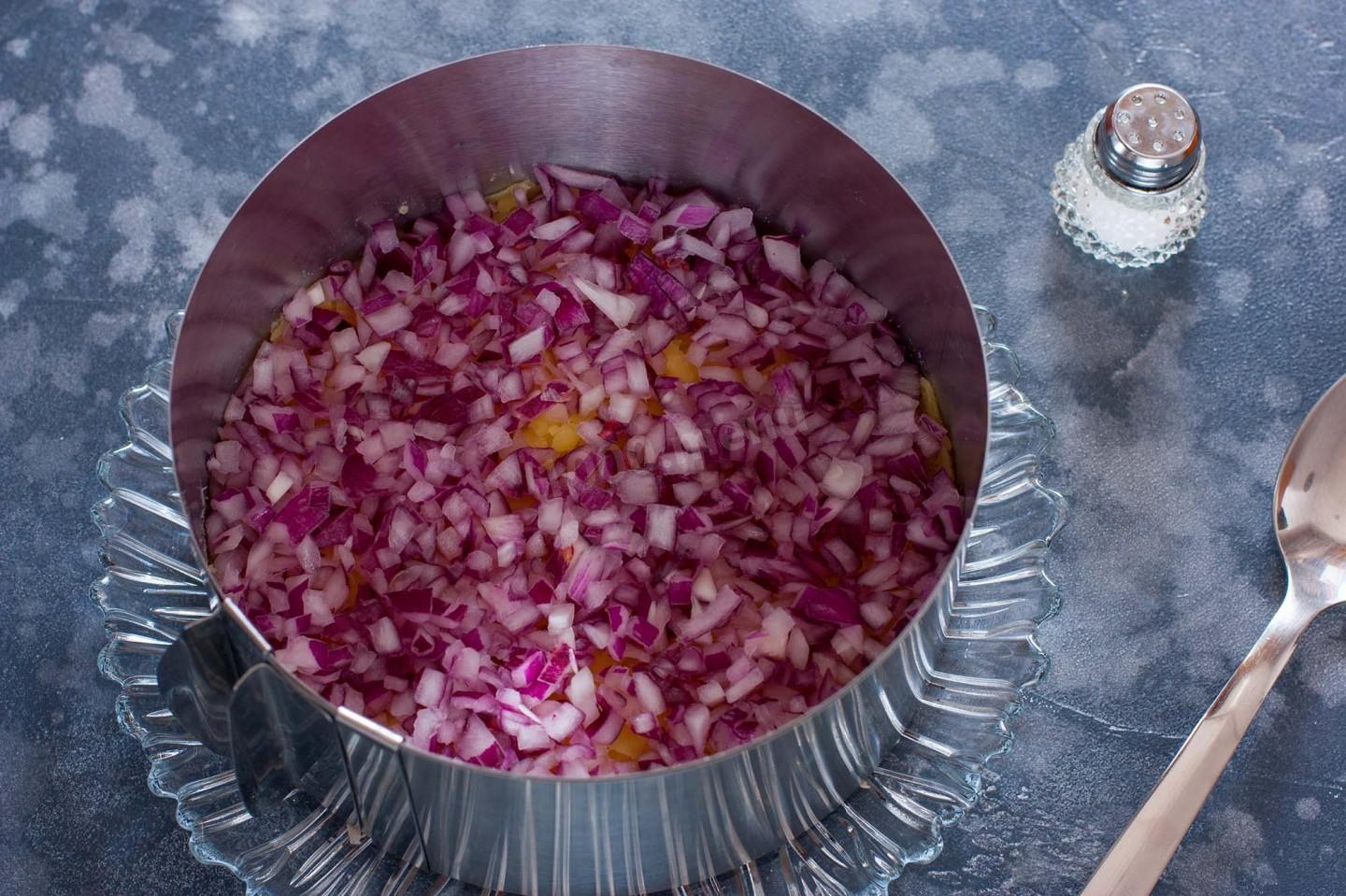 Шаг 4 приготовления Салат Генерал со свеклой и копченой курицей