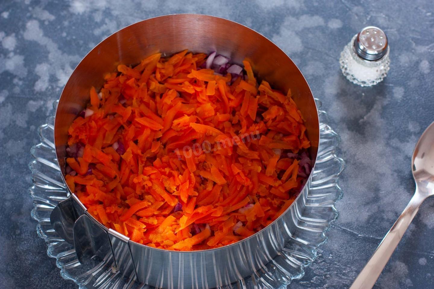 Шаг 5 приготовления Салат Генерал со свеклой и копченой курицей