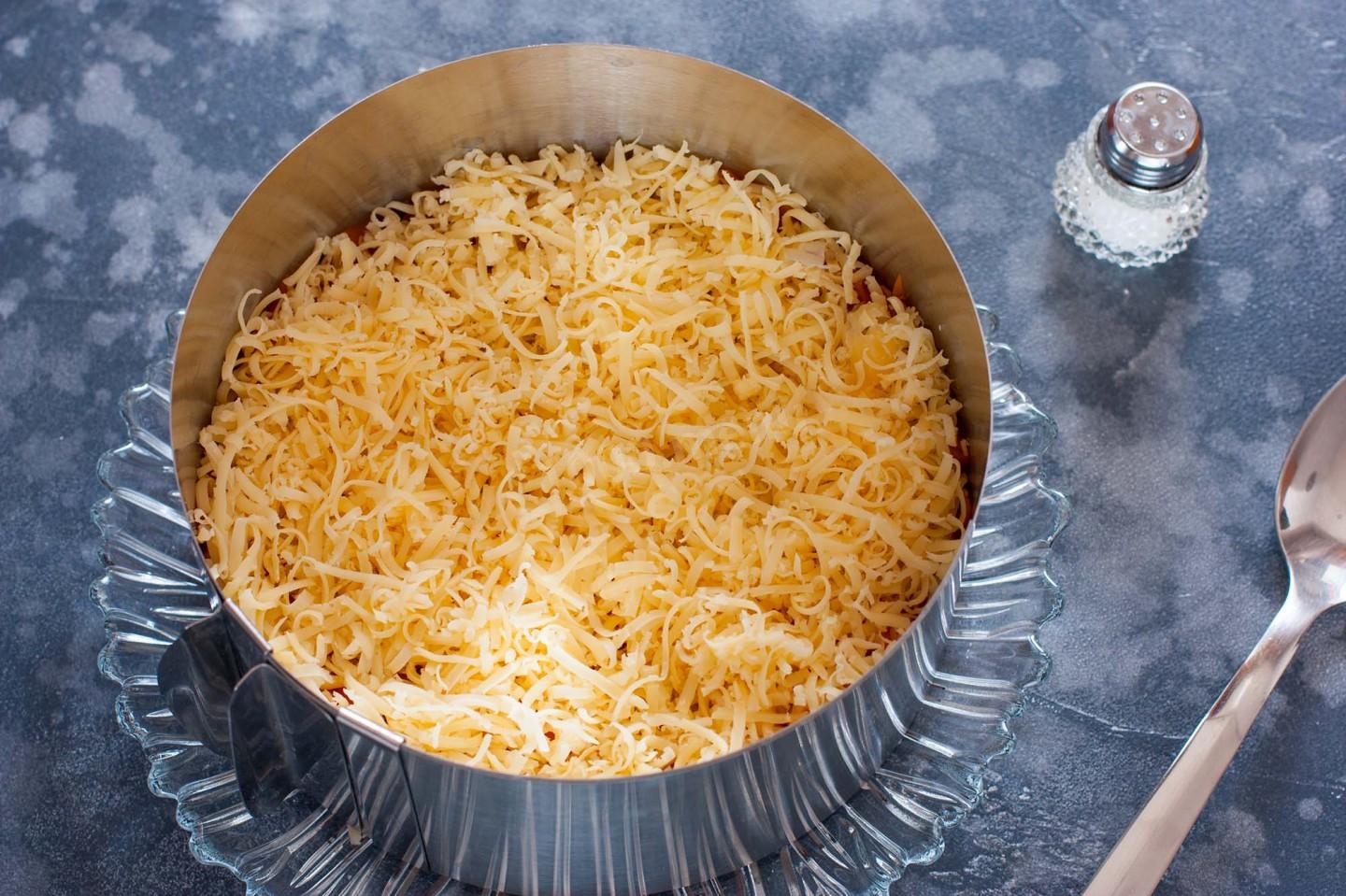 Шаг 6 приготовления Салат Генерал со свеклой и копченой курицей