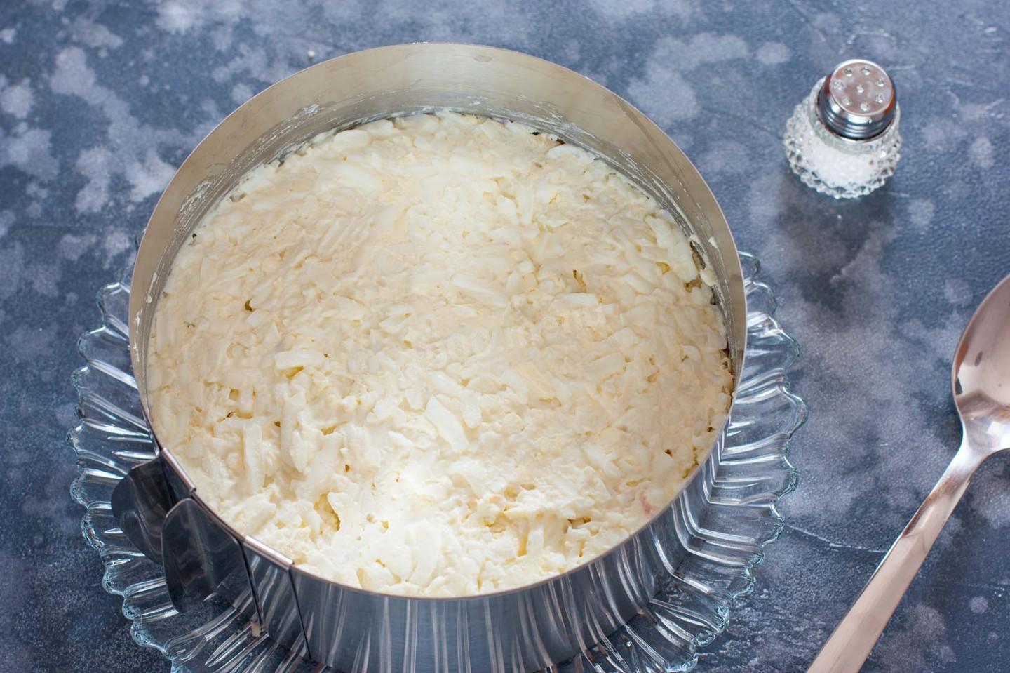 Шаг 7 приготовления Салат Генерал со свеклой и копченой курицей