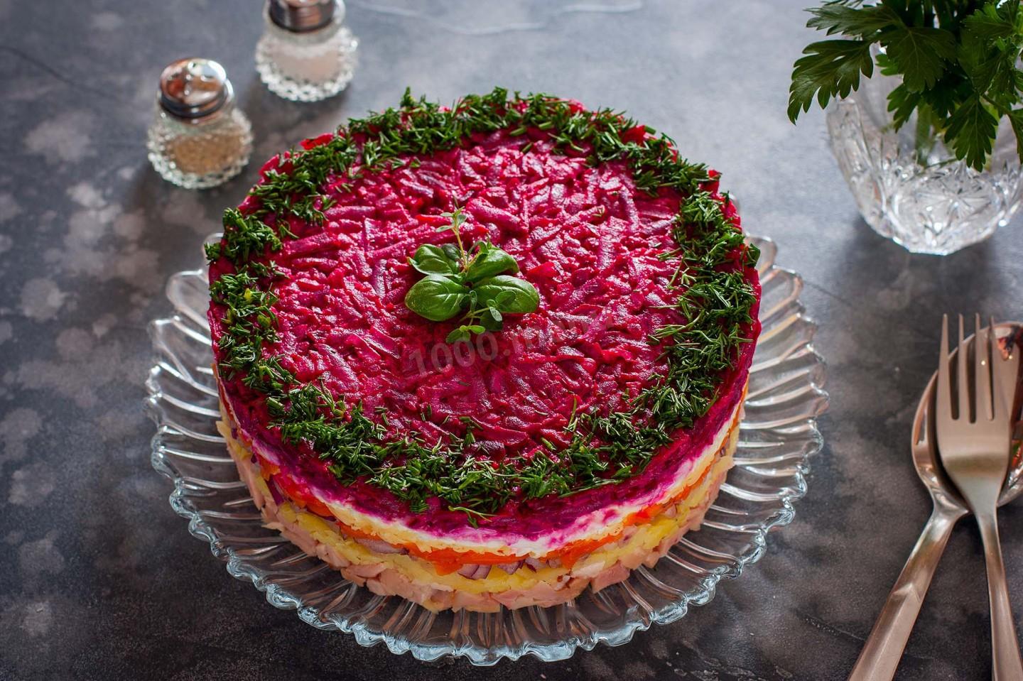 Шаг 9 приготовления Салат Генерал со свеклой и копченой курицей
