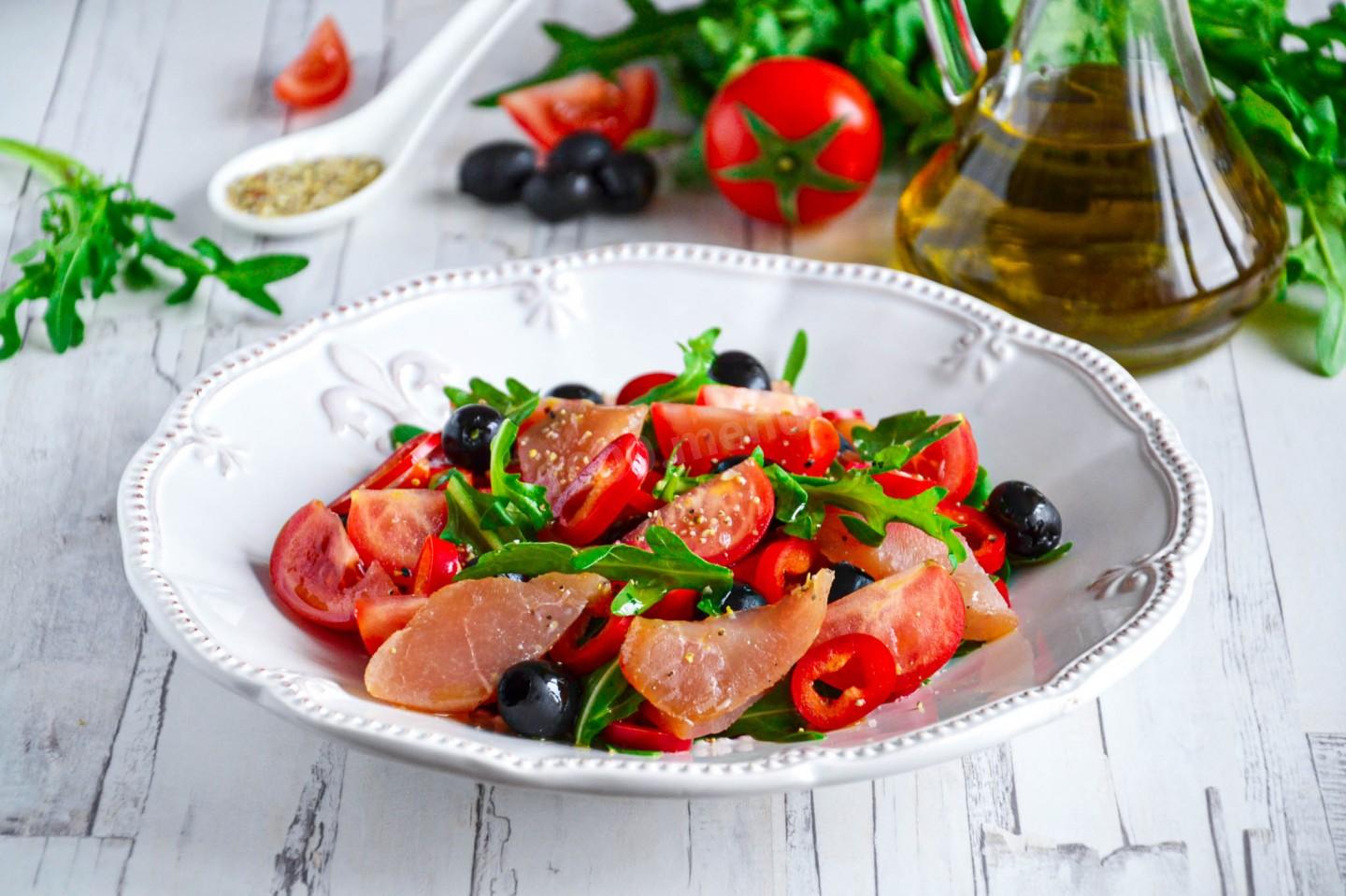 Обложка рецепта Салат с копчёной курицей и болгарским перцем