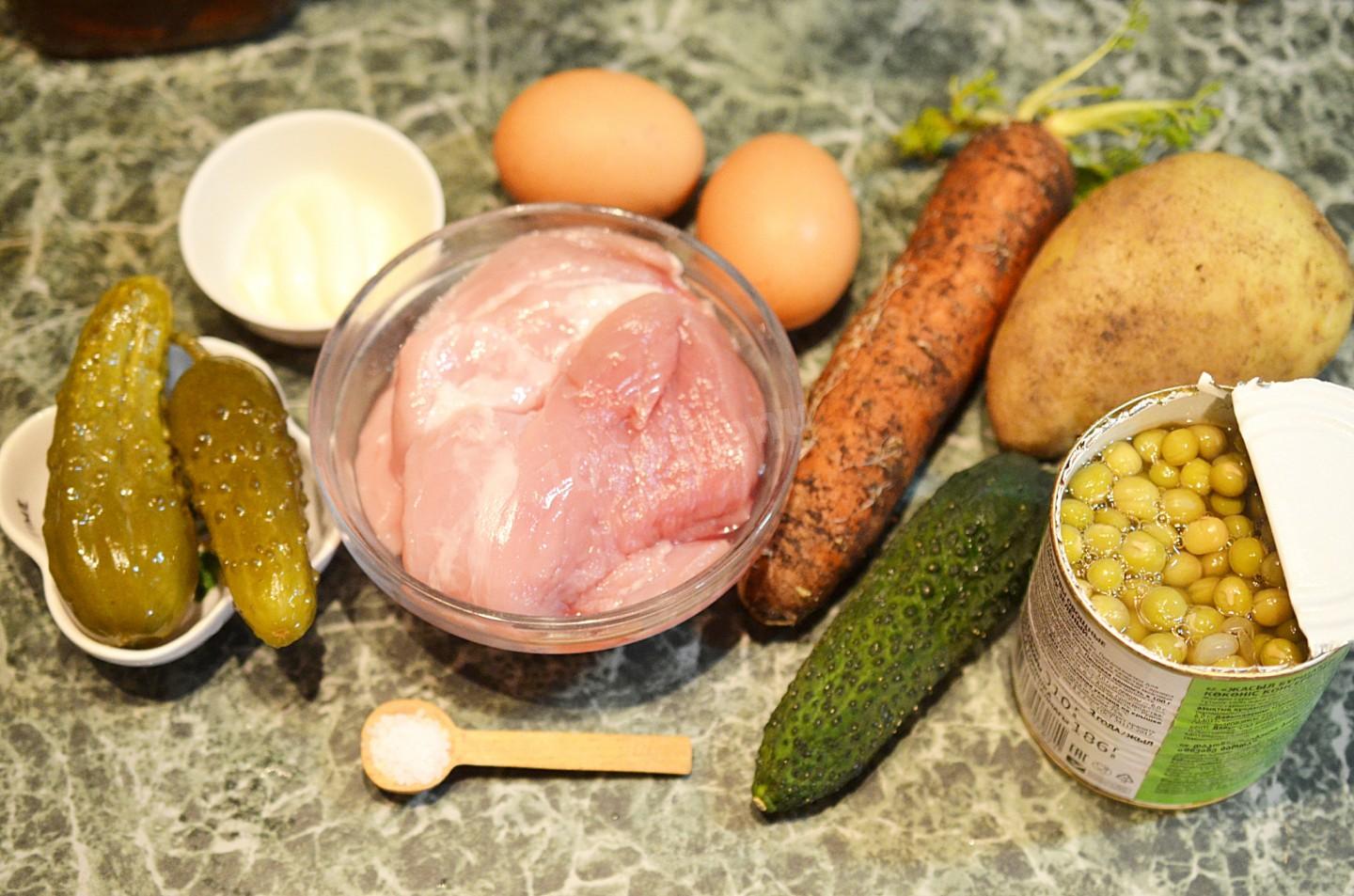 Шаг 1 приготовления Оливье с мясом салат