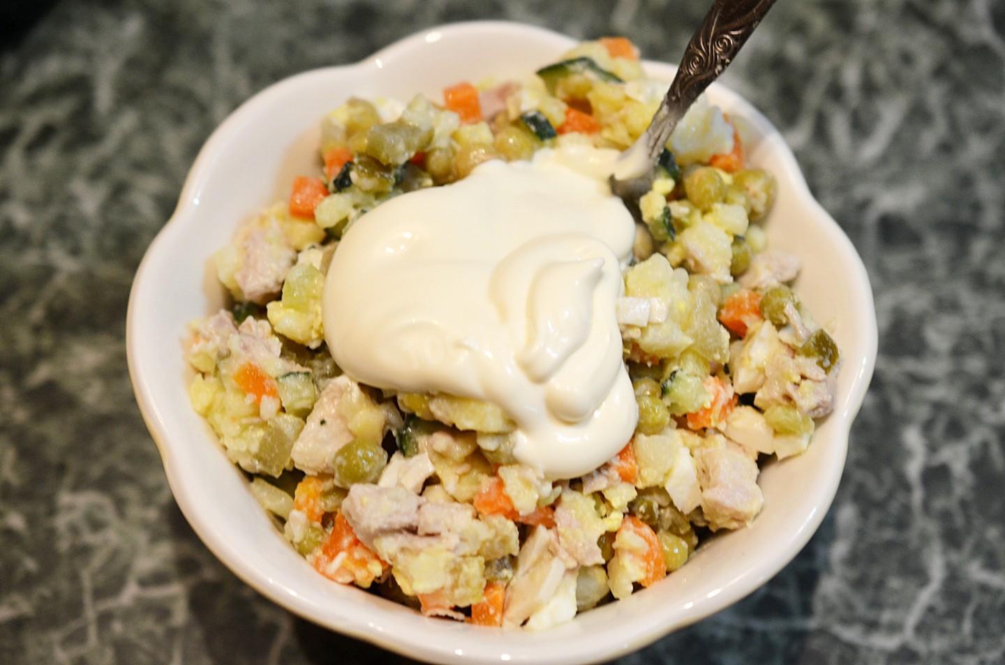 Шаг 12 приготовления Оливье с мясом салат