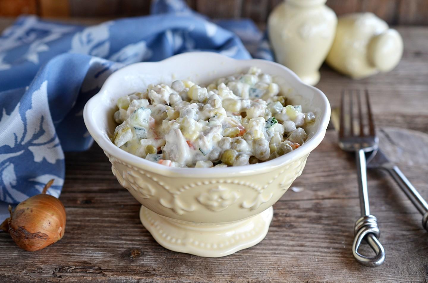 Шаг 13 приготовления Оливье с мясом салат