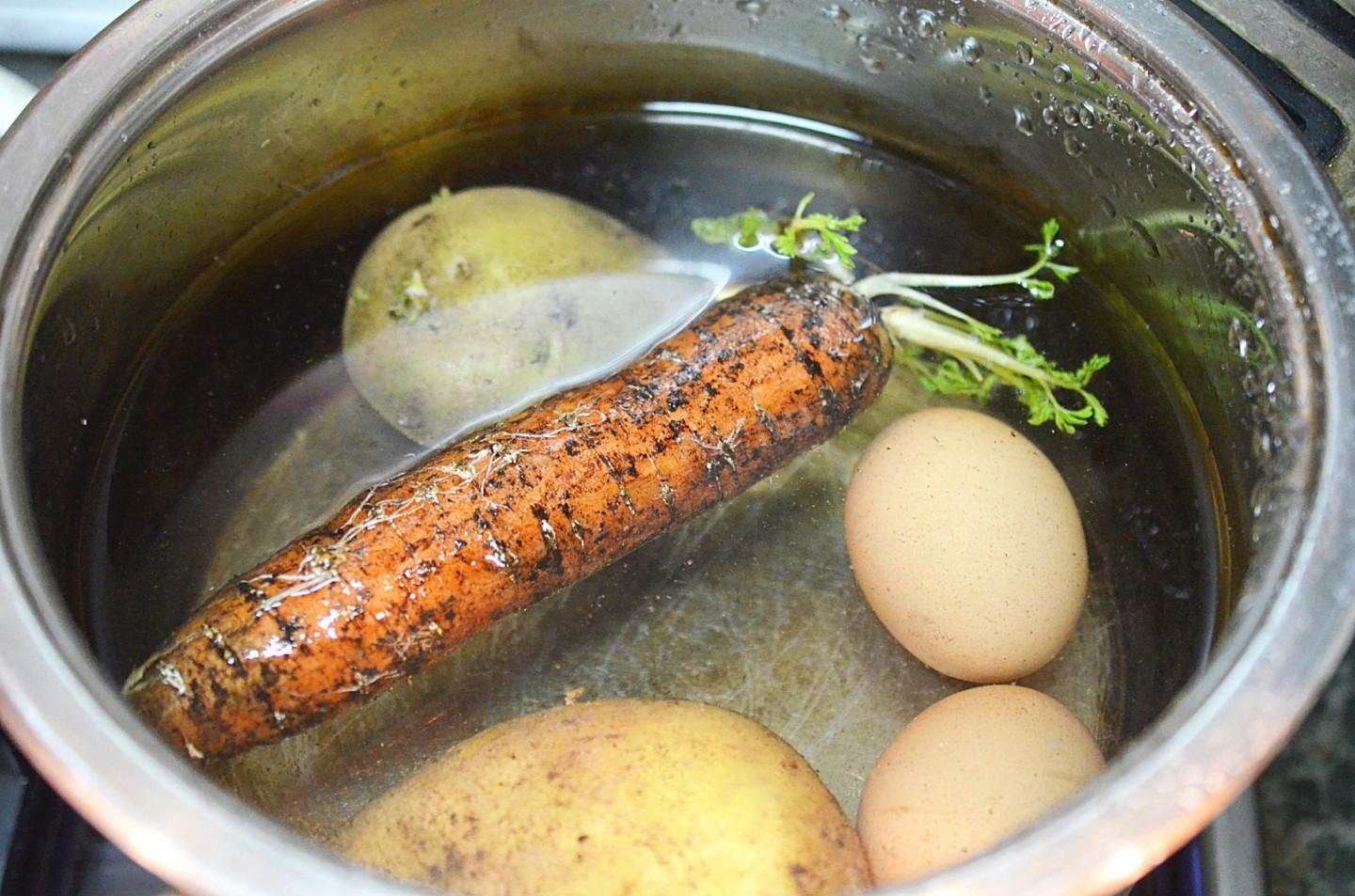 Шаг 2 приготовления Оливье с мясом салат