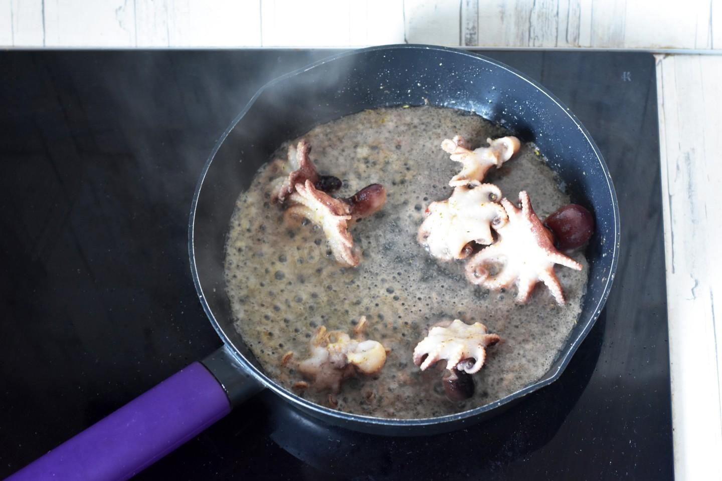 Шаг 4 приготовления Салат с осьминогами и картофелем