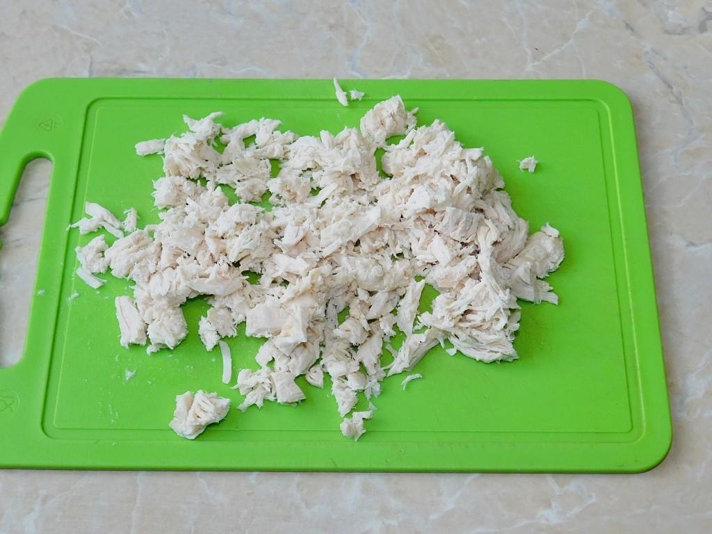 Шаг 2 приготовления Салат с куриной грудкой и свежими огурцами