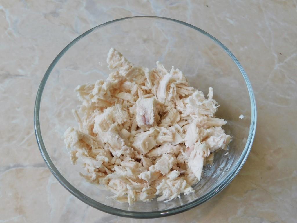 Шаг 3 приготовления Салат с куриной грудкой и свежими огурцами