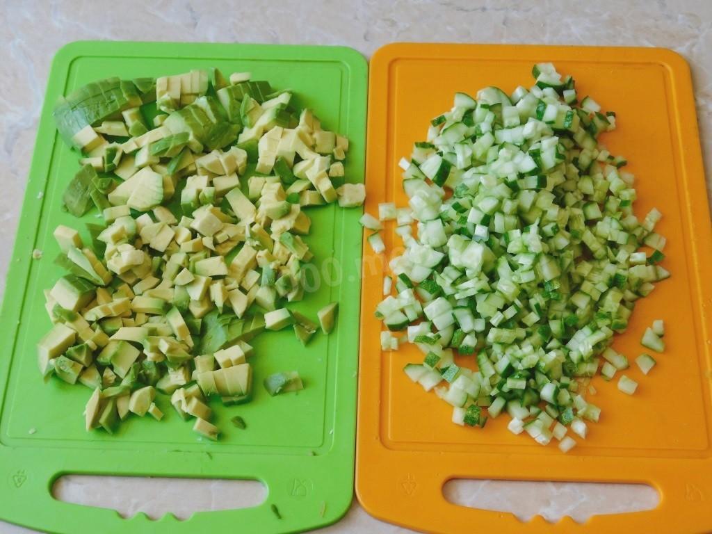Шаг 5 приготовления Салат с куриной грудкой и свежими огурцами