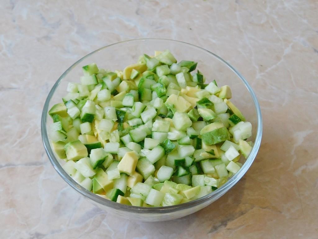 Шаг 6 приготовления Салат с куриной грудкой и свежими огурцами