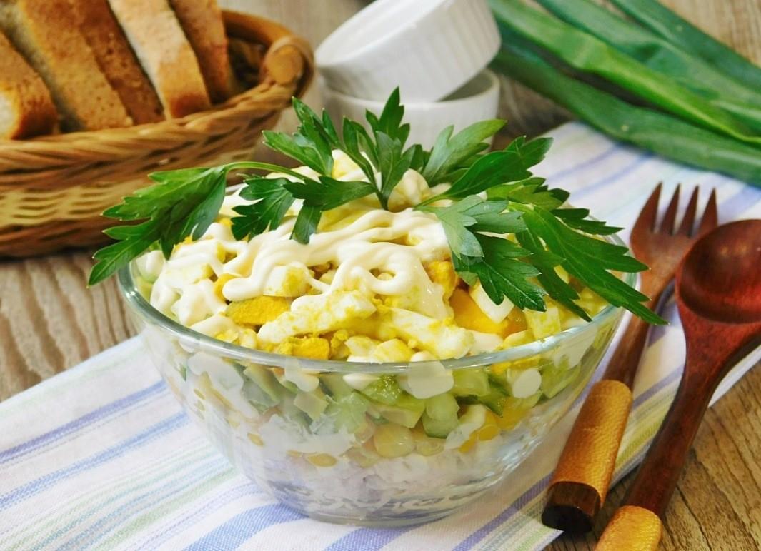 Обложка рецепта Салат с куриной грудкой и свежими огурцами